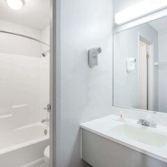 Отель Howard Johnson by Wyndham Quebec City Канада, Квебек - отзывы, цены и фото номеров - забронировать отель Howard Johnson by Wyndham Quebec City онлайн ванная фото 2