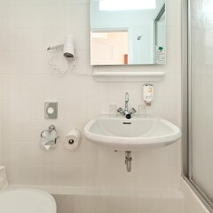 Отель Novum Hotel Kronprinz Hamburg Hauptbahnhof Германия, Гамбург - 2 отзыва об отеле, цены и фото номеров - забронировать отель Novum Hotel Kronprinz Hamburg Hauptbahnhof онлайн ванная