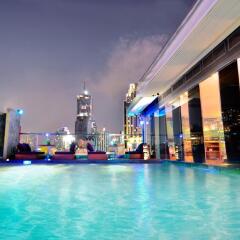 Отель Galleria 10 Sukhumvit Bangkok by Compass Hospitality бассейн