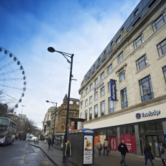 Отель Travelodge Manchester Piccadilly городской автобус
