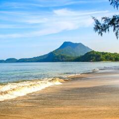 Отель Koh Jum Beach Villas пляж
