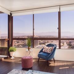 Апартаменты New Urban Downtown LA Luxury Apartment балкон