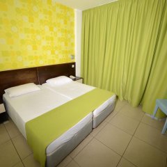 Отель Les Palmiers Beach Hotel Кипр, Ларнака - 4 отзыва об отеле, цены и фото номеров - забронировать отель Les Palmiers Beach Hotel онлайн комната для гостей фото 4