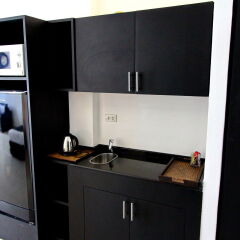 Отель East Suites сейф в номере