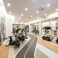 Отель Crest Resort & Pool Villas фитнесс-зал фото 2