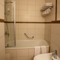 Отель Ararat All Suites Hotel Литва, Клайпеда - 2 отзыва об отеле, цены и фото номеров - забронировать отель Ararat All Suites Hotel онлайн ванная