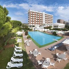 Punta Nord Village & Hotel бассейн