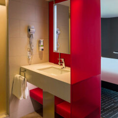 Отель ibis Styles New York LaGuardia Airport США, Нью-Йорк - отзывы, цены и фото номеров - забронировать отель ibis Styles New York LaGuardia Airport онлайн ванная