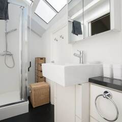 Отель Chic 2 Bedroom Garden House in Dalston ванная фото 2