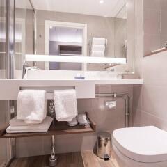 AC Hotel by Marriott Stockholm Ulriksdal Солна ванная