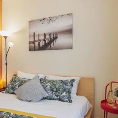 Отель GMApartments 3 rooms at Patriarshie Ponds Москва комната для гостей фото 3