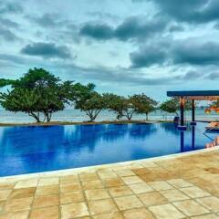Отель Breezes Grand Resort and Spa бассейн