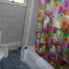 Отель Intercity Motel Канада, Бурнаби - отзывы, цены и фото номеров - забронировать отель Intercity Motel онлайн ванная фото 2