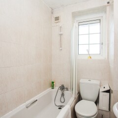 Отель Bright 2 Bedroom Property With Balcony ванная фото 2