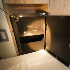 Отель Wise Owl Hostels Tokyo сейф в номере