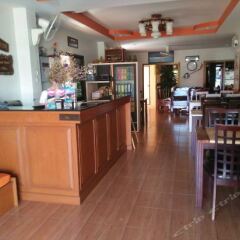 Отель Phuket Airport Villa гостиничный бар