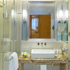 Отель Four Points by Sheraton Shenzhen Китай, Шэньчжэнь - отзывы, цены и фото номеров - забронировать отель Four Points by Sheraton Shenzhen онлайн ванная