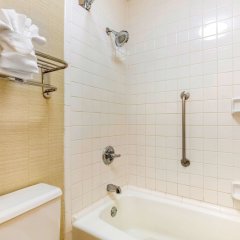 Quality Inn Exit 4 in Clarksville, United States of America from 104$, photos, reviews - zenhotels.com bathroom photo 2