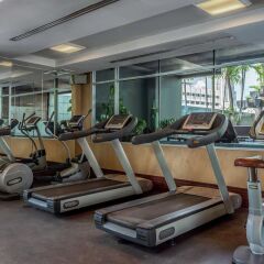 Отель DoubleTree by Hilton Bangkok Ploenchit Бангкок фитнесс-зал