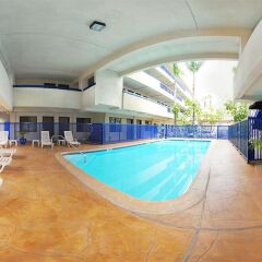 Отель Quality Inn & Suites Los Angeles Airport - LAX бассейн фото 2