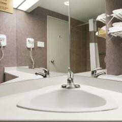 Отель Days Inn Ottawa West Канада, Оттава - отзывы, цены и фото номеров - забронировать отель Days Inn Ottawa West онлайн ванная