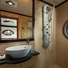 Отель Halong Aclass Legend Cruise ванная