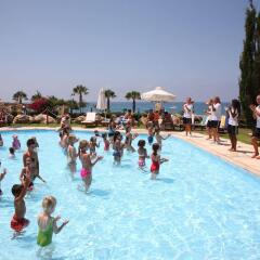 Coral Beach Hotel and Resort бассейн