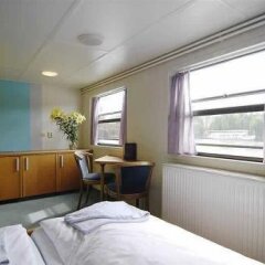 Отель Eastern & Western Comfort Hostelboat комната для гостей фото 3