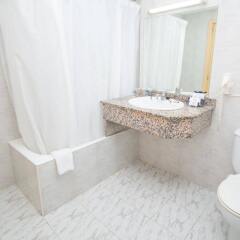 Отель Amic Miraflores Испания, Кан Пастилья - 3 отзыва об отеле, цены и фото номеров - забронировать отель Amic Miraflores онлайн ванная фото 2