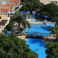 Jacaranda Hotel Apartments бассейн