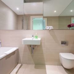 Отель Greenwich Two Bed Flat, with Pool &Parking ванная фото 2