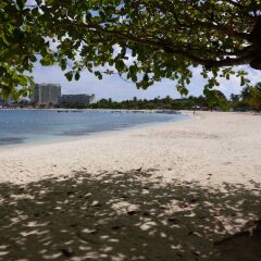 Отель Beach One Bedroom Suite C15 пляж