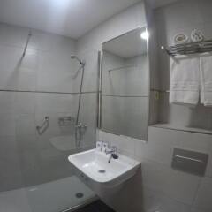 Отель Hostal El Pilar Испания, Мадрид - 1 отзыв об отеле, цены и фото номеров - забронировать отель Hostal El Pilar онлайн ванная