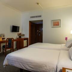 Отель The Tawana Bangkok сейф в номере