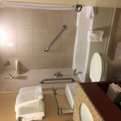 Отель Courtyard by Marriott Los Angeles Pasadena/Monrovia ванная фото 2