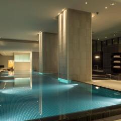 Отель Andaz Tokyo Toranomon Hills - a concept by Hyatt Япония, Токио - 1 отзыв об отеле, цены и фото номеров - забронировать отель Andaz Tokyo Toranomon Hills - a concept by Hyatt онлайн бассейн фото 2