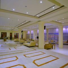 The Golden Coast Beach Hotel интерьер отеля