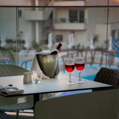 Отель Vangelis Hotel & Suites Кипр, Протарас - 4 отзыва об отеле, цены и фото номеров - забронировать отель Vangelis Hotel & Suites онлайн гостиничный бар