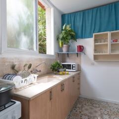 Отель Gorgeous Apt in Neve Tzedek with Parking Тель-Авив в номере