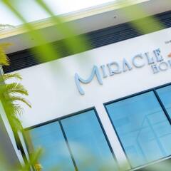 Отель Miracle House парковка