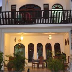 Отель Thenu Rest Guest House питание
