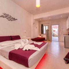 Отель The Muse Of Santorini - Jacuzzi Suites Греция, Остров Санторини - отзывы, цены и фото номеров - забронировать отель The Muse Of Santorini - Jacuzzi Suites онлайн комната для гостей фото 5