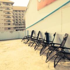 Отель Jomtien Beach Guesthouse Паттайя спортивное сооружение