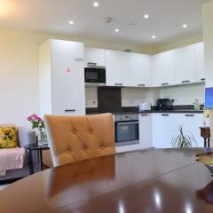 Отель Modern Flat in Canada Water в номере