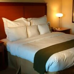 Отель Eaglewood Resort & Spa сейф в номере