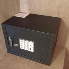 Отель Basic Confort 2 сейф в номере