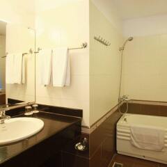 Отель Hanoi A1 Hotel Вьетнам, Ханой - отзывы, цены и фото номеров - забронировать отель Hanoi A1 Hotel онлайн ванная фото 2