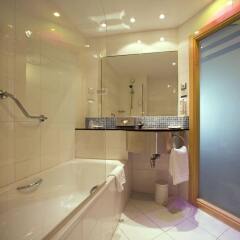 Отель Holiday Inn Express Malaga Airport Испания, Малага - 1 отзыв об отеле, цены и фото номеров - забронировать отель Holiday Inn Express Malaga Airport онлайн ванная