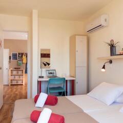 Отель Stay - Hostel, Apartments, Lounge Греция, Родос - 2 отзыва об отеле, цены и фото номеров - забронировать отель Stay - Hostel, Apartments, Lounge онлайн комната для гостей фото 3