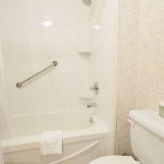 Отель Royal Scot Hotel & Suites Канада, Виктория - отзывы, цены и фото номеров - забронировать отель Royal Scot Hotel & Suites онлайн ванная